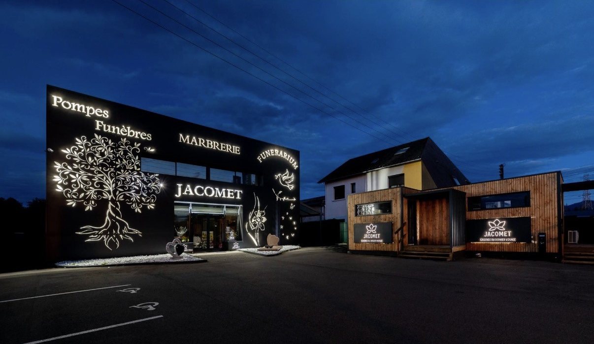 L’agence Pompes Funèbres Jacomet, marbrerie et funérarium à Lannemezan, de nuit