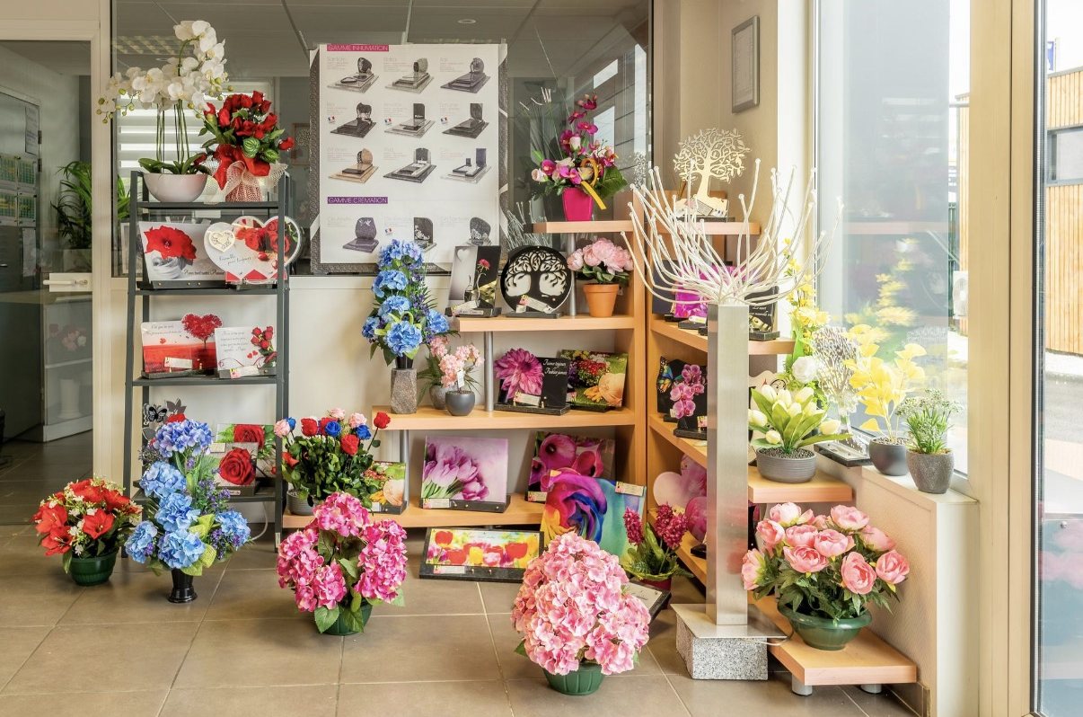 Fleurs artificielles, plaques et articles funéraires exposés en agence