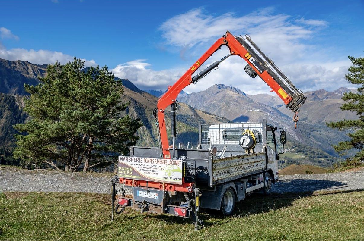 Camion-grue de la marbrerie Jacomet en montagne